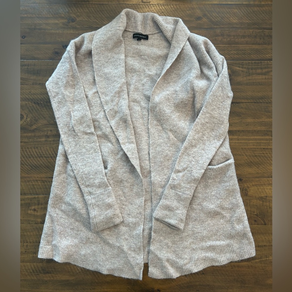 Banana Republic tan cardigan with pockets. Size: XS